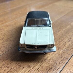 Ford Mustang Model Car in Cream and Black